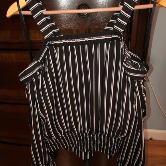 Size medium. Bebe cold shoulder top - Picture 2 of 3